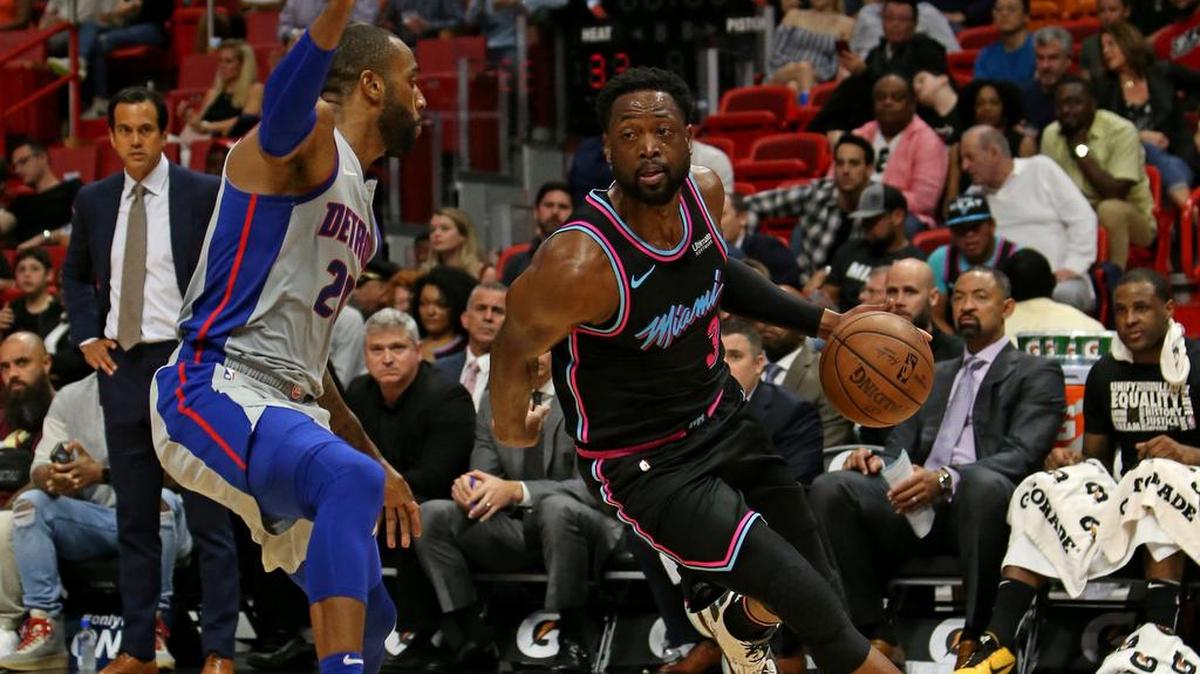 El escolta del Heat Dwyane Wade (der.) entra al aro ante la marca de Wayne Ellington, de los Pistons, en el partido celebrado el 23 de febrero de 2019 en Miami.