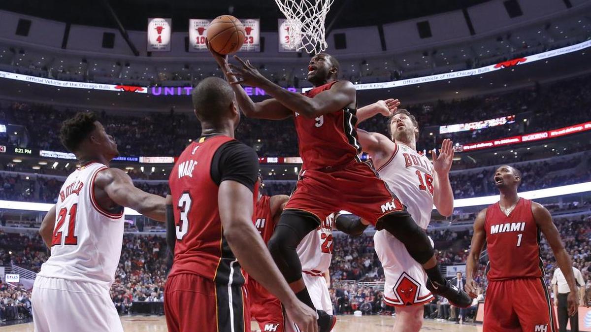 LUOL DENG (centro) ataca el aro contra Chicago el lunes 25 de enero.