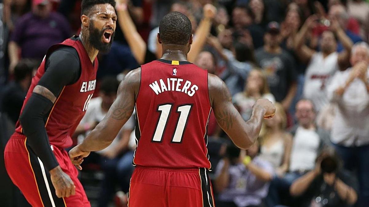 Los jugadores del Heat James Johnson y Dion Waiters (11) celebran una canasta de tres puntos ante los Hornets el 8 de marzo en el American Airlines Arena de Miami.