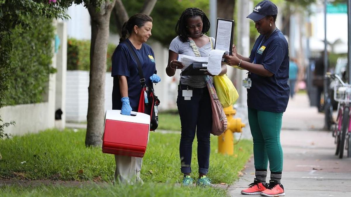 Un grupo de trabajadores del Departamento de Salud de Florida camina por un vecindario de Miami Beach y van de casa en casa para tomar pruebas de orina y determinar su hay personas afectadas por el virus del Zika, el 24 de agosto del 2016.