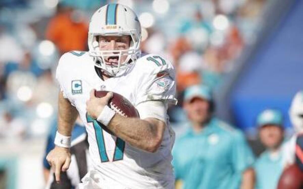 
Ryan Tannehill (17) escapa con el ovoide en el triunfo de los Dolphins, el domingo pasado en Jacksonville.
