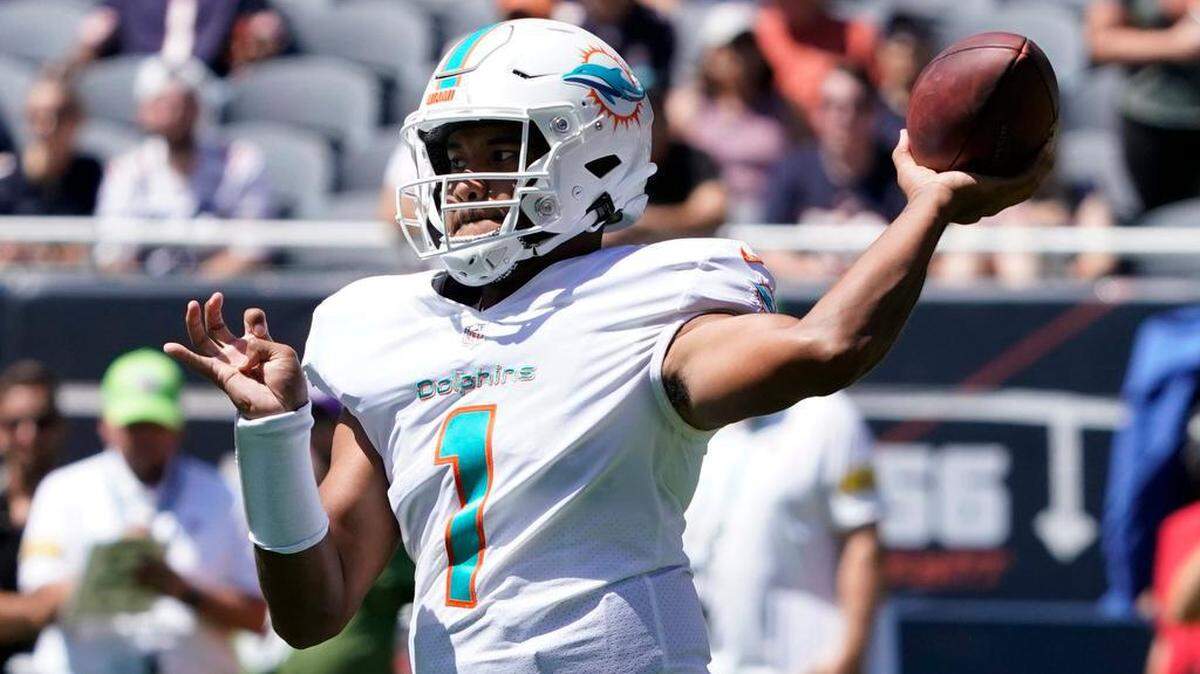 El quarterback de lois Dolphins, Tua Tagovailoa (1), lanza el balón contra los Chicago Bears durante la primera mitad de un partido de pretemporada de la NFL en Chicago, el sábado 14 de agosto de 2021.