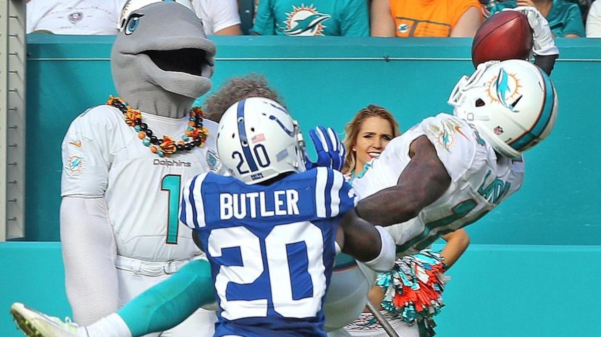 En el aire, Jarvis Landry atrapa el ovoide con una mano sobre Darius Butler, de los Colts, en diciembre pasado.