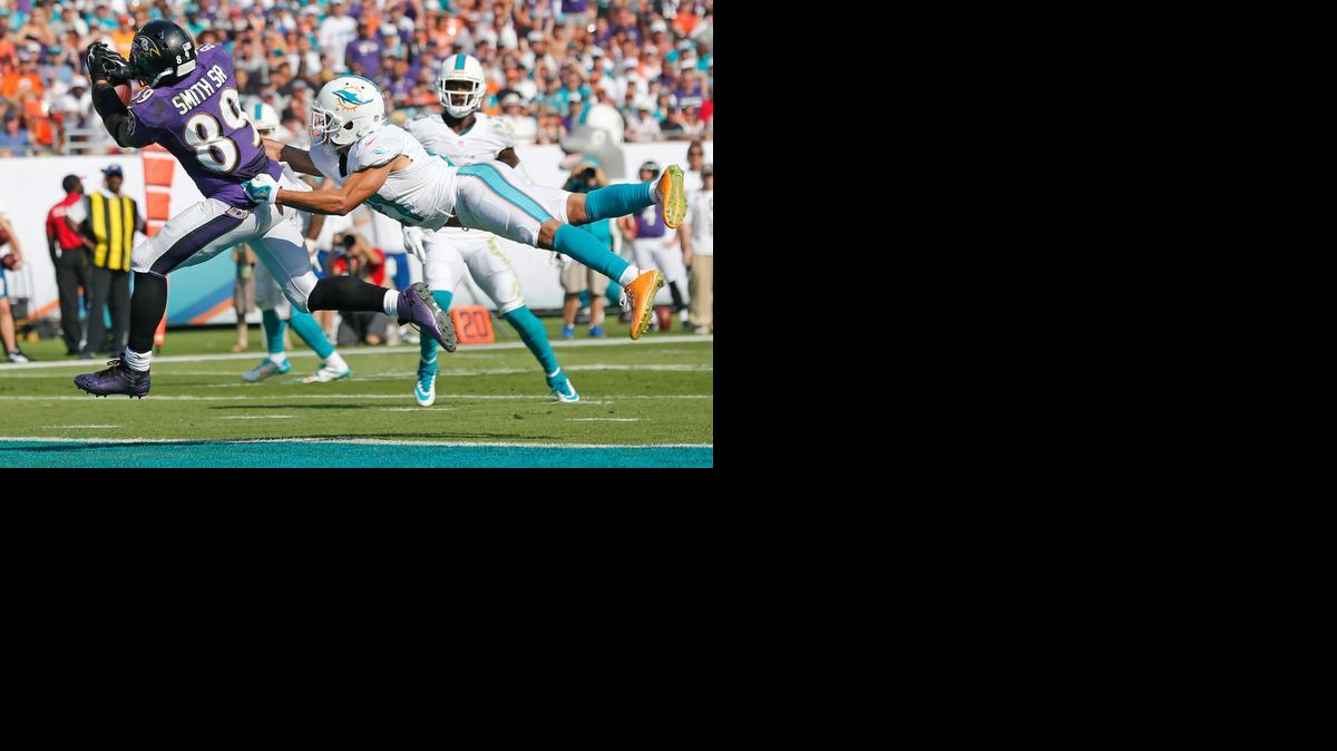 
El cornerback de los Dolphins Brent Grimes (der.) trata de detener al wide receiver de los Ravens Steve Smith, en el partido celebrado el domingo en el Sun Life Stadium, en Miami.


