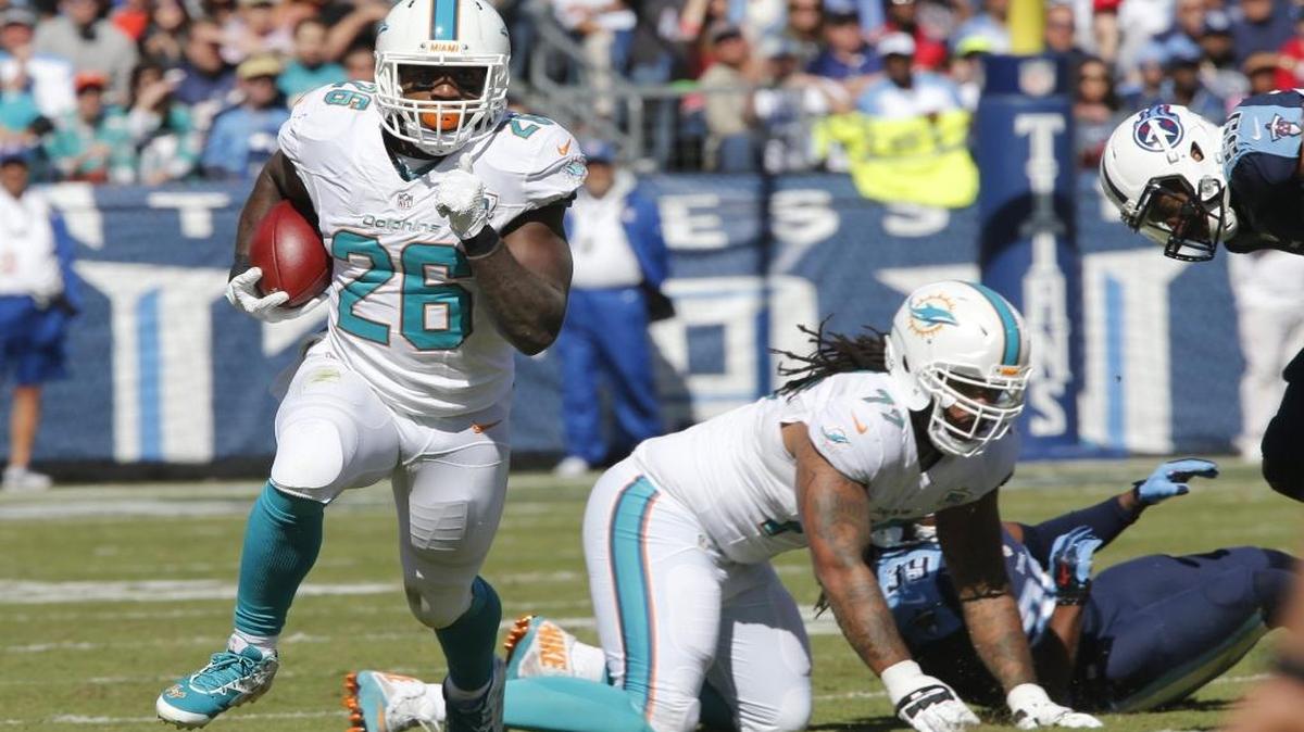 Lamar Miller se escapa con el ovoide en la victoria de los Dolphins sobre los Titans, el domingo 18 de octubre.