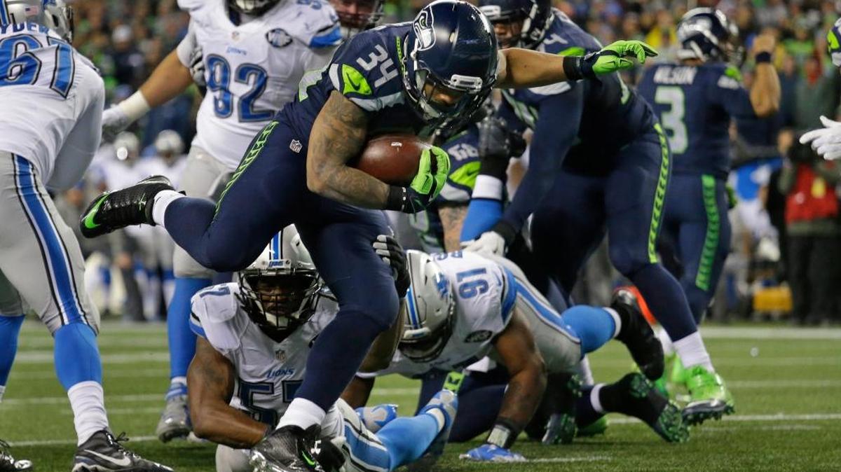 El running back de los Seahawks Thomas Rawls (34) anota un touchdown contra los Lions el sábado en Seattle.