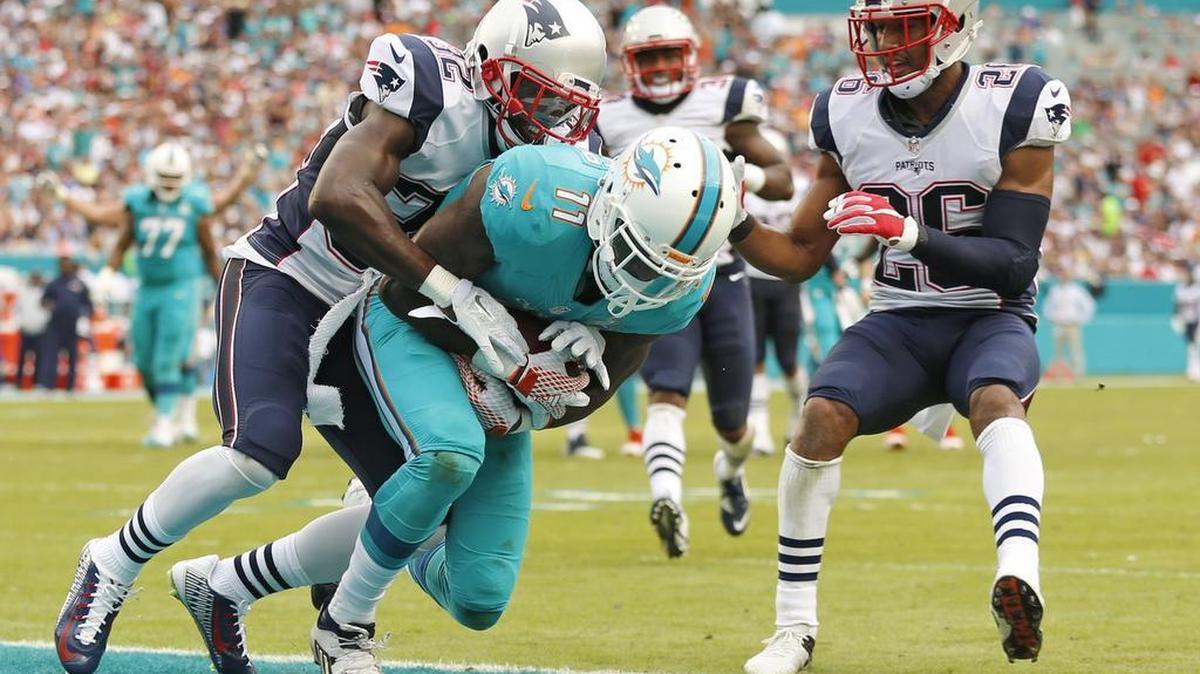 El receptor abierto de Miami Dolphins DeVante Parker (11) resultados en el segundo trimestre, los New England Patriots profundo libre Devin McCourty (32) no defiende como los Miami Dolphins reciban a los Patriotas de Nueva Inglaterra en el Estadio Sun Life en Domingo, 03 de enero 2016