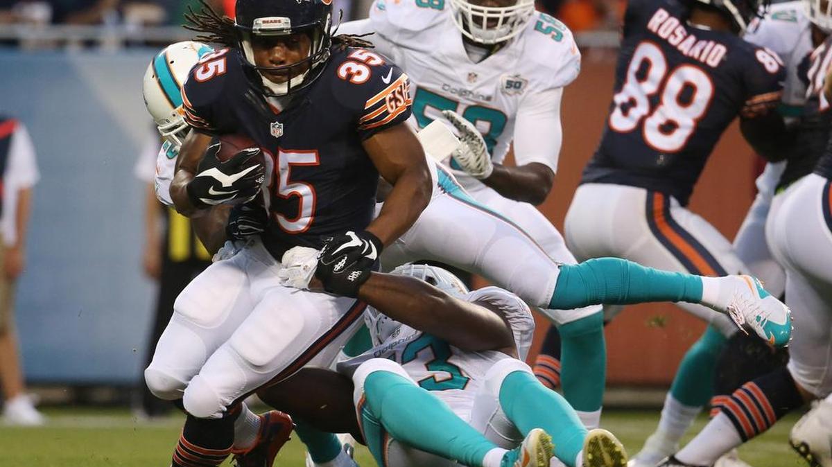 
La defensiva de los Dolphins trata de frenar al running back Jacquizz Rodgers (35), en el juego contra los Bears en Chicago, el 13 de agosto del 2015.
