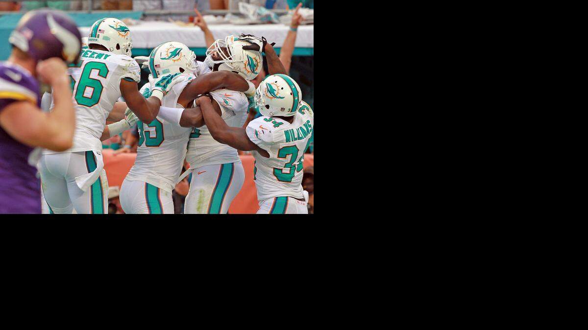 
TERRENCE FEDE (centro) celebra con Walt Aikens (35) y Damien Williams (34) luego de consumarse el triunfo ante los Vikings.


