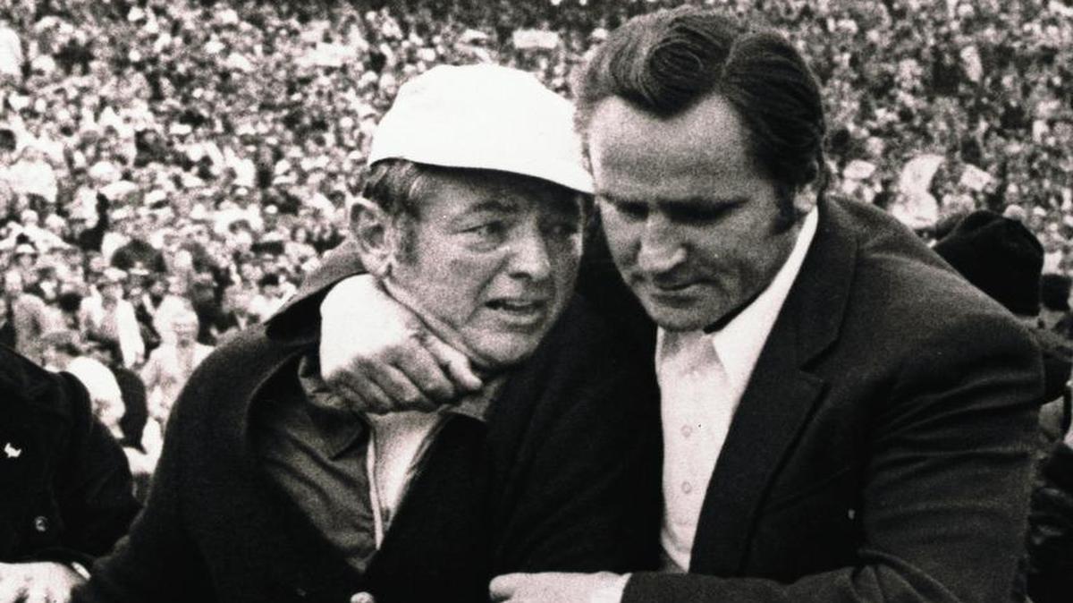 
Bill Arnsparger (izq.) es abrazado por el entrenador Don Shula, luego de que los Dolphins ganaran su segundo, el 13 de enero de 1974.
