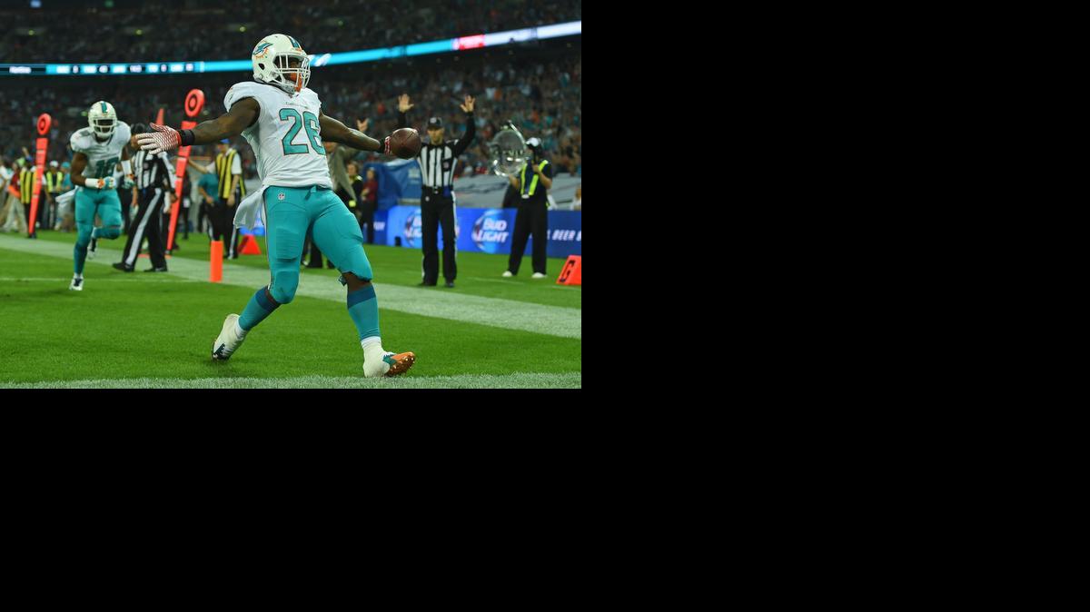 
Lamar Miller celebra luego de anotar uno de sus dos touchdowns para los Dolphins contra los Raiders, el domingo en el Wembley Stadium en Londres.
