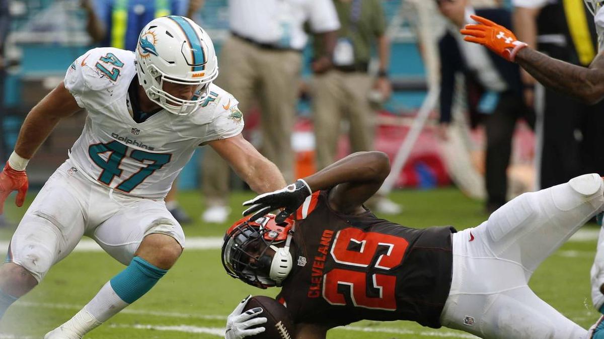 El linebacker de Miami Kiko Alonso (47) trata de detener al running back de los Browns de Cleveland Duke Johnson, el domingo 25 de septiembre del 2016 en Miami
