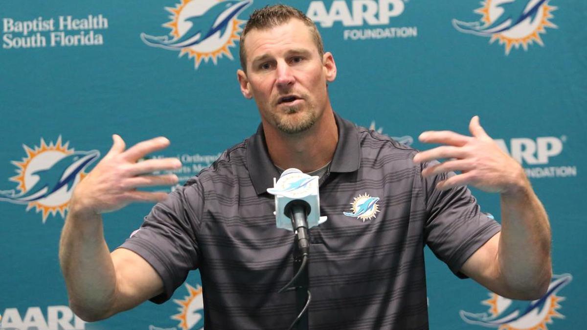 
El nuevo entrenador interino de los Dolphins Dan Campbell en la presentación del lunes. Su idea es sacudir al equipo.
