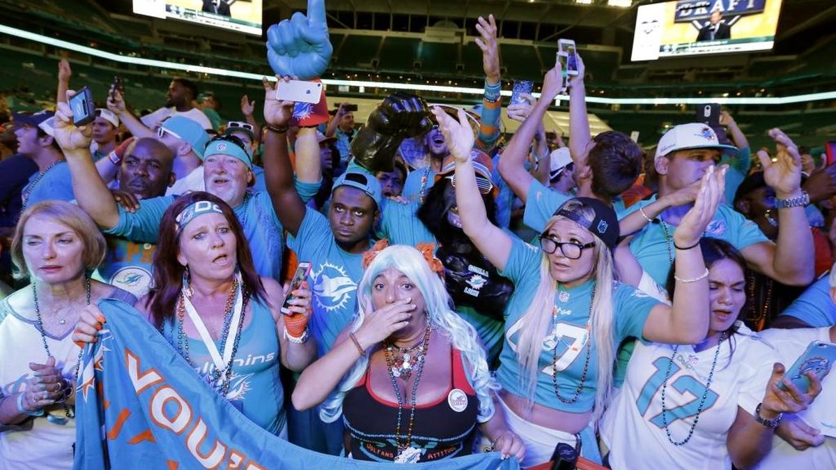 Los fans de los Dolphins festejan tras la elección de Charles Harris, el jueves en el Hard Rock Stadium.
