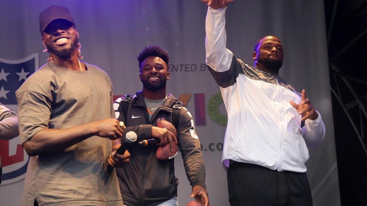 Los Dolphins Jay Ajayi (izq.), Jarvis Landry y Davon Godchaux (der.) en la Regent Street, en Londres, el sábado.
