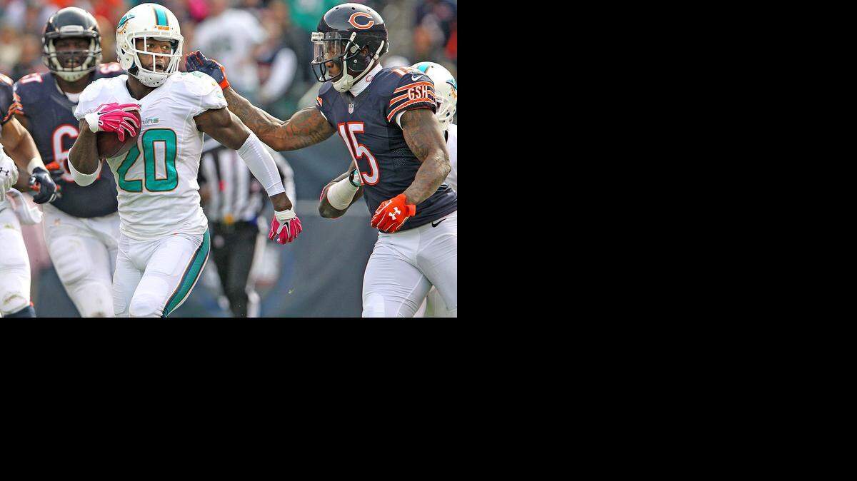 
Reshard Jones (20) intercepta el ovoide en el triunfo de los Dolphins sobre los Bears, el 19 de octubre.
