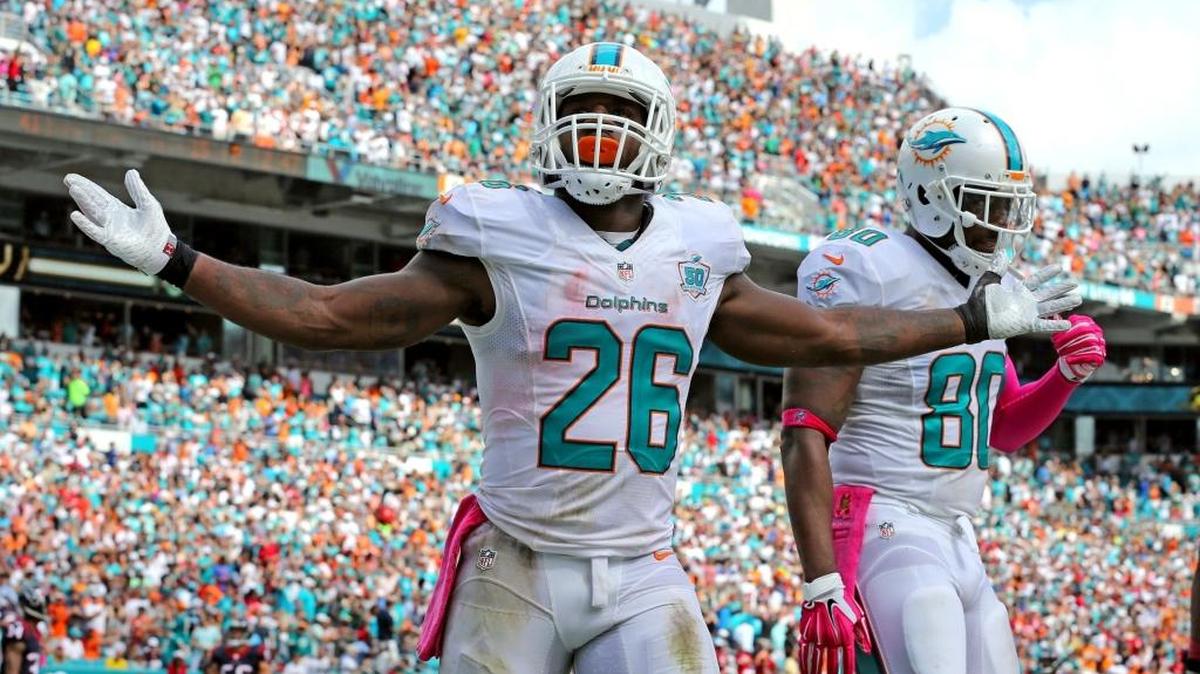 Lamar Miller (26) celebra luego de anotar un touchdown para los Dolphins contra los Texans de Hosuton en el Sun Life Stadium en Miami Gardens, Florida, el 25 de octubre del 2015.