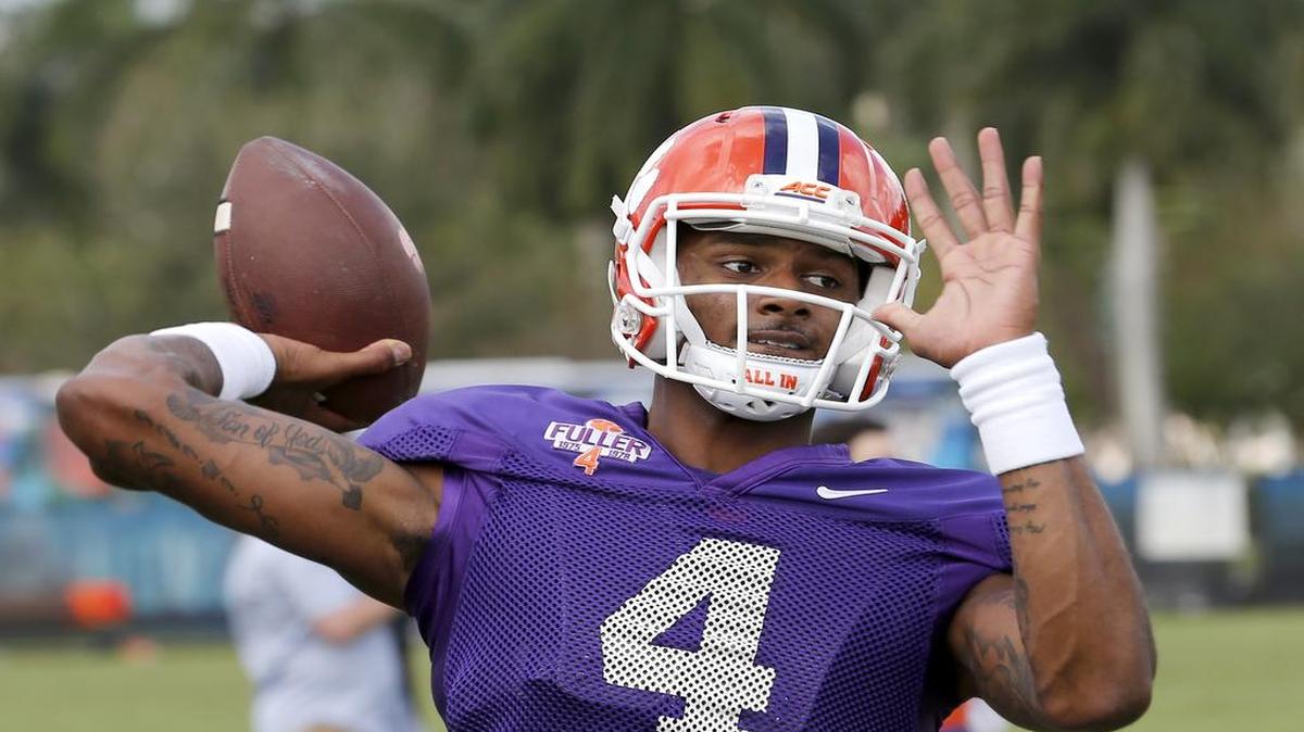 El quarterback de los Tigers de Clemson Deshaun Watson lanza el ovoide durante una práctica con el equipo el 28 de diciembre del 2015 en Davie, Florida.
