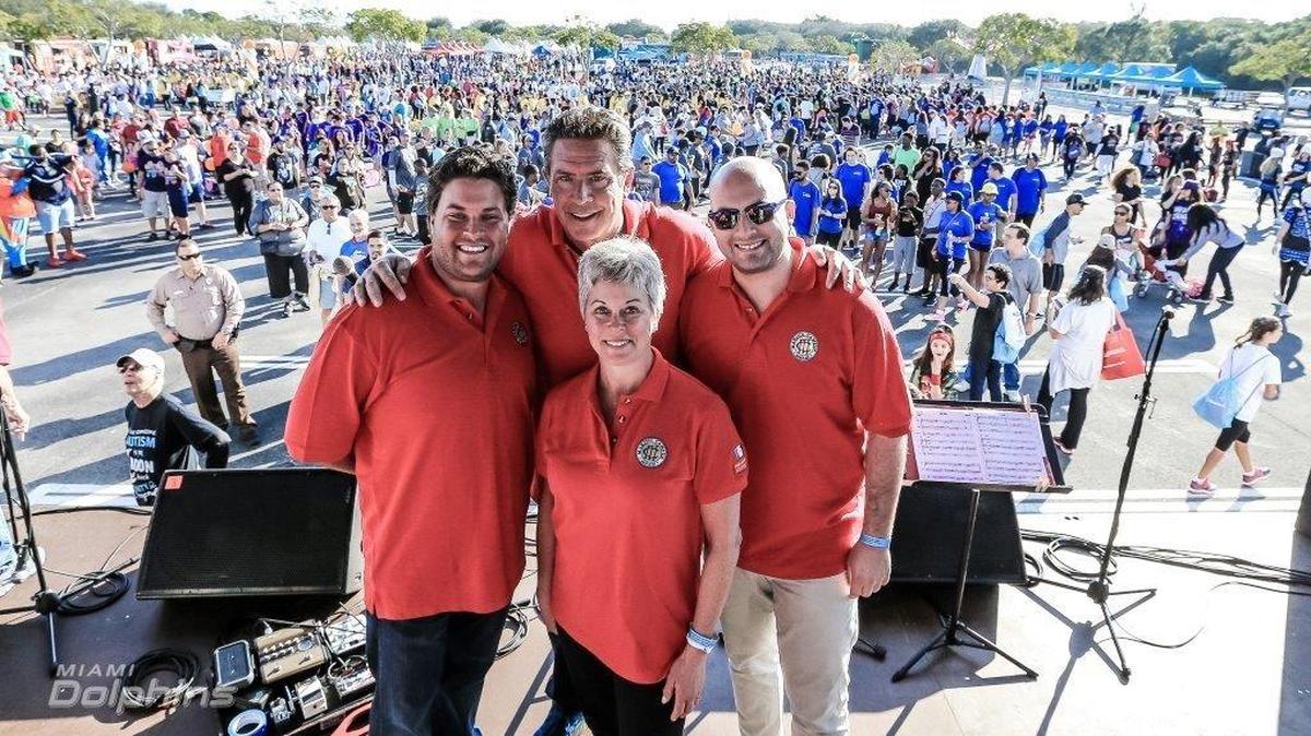 Los miembros de la familia de Dan Marino estuvieron en la VII Marcha Anual de apoyo a la lucha contra el autismo, el sábado 21 de enero del 2017 en el Hard Rock Stadium, en Miami.