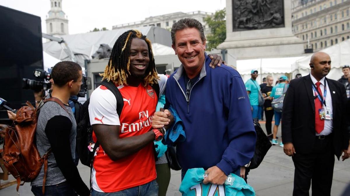 
El RB de los Dolphins Jay Ajayi (izq.), con la camiseta del Arsenal, y el legendario Dan Marino, el sábado en Trafalgar Square, en Londres.

