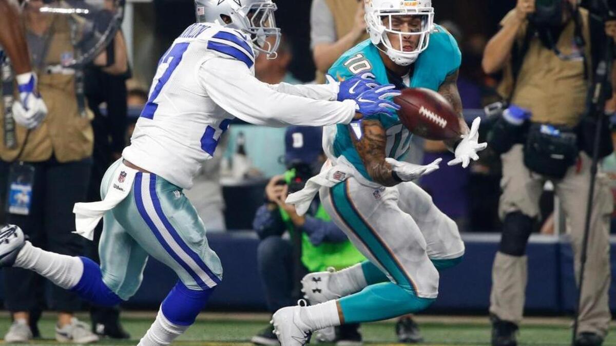 El defensive back de los Cowboys Jeremiah McKinnon (izq.) no puede frenar al wide receiver de los Dolphins Kenny Stills (10), quien atrapa el ovoide para un touchdown, el viernes 19 de agosto del 2016, en Arlington, Texas.