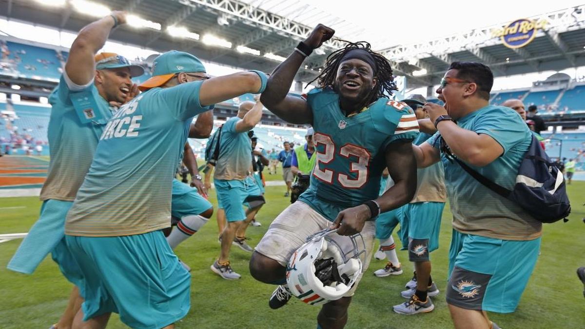 Jay Ajayi (23), de los Dolphins, celebra con los aficionados luego de su sensacional actuación contra los Buffalo Bills, el domingo 23 de octubre del 2016, en el Hard Rock Stadium en Miami.