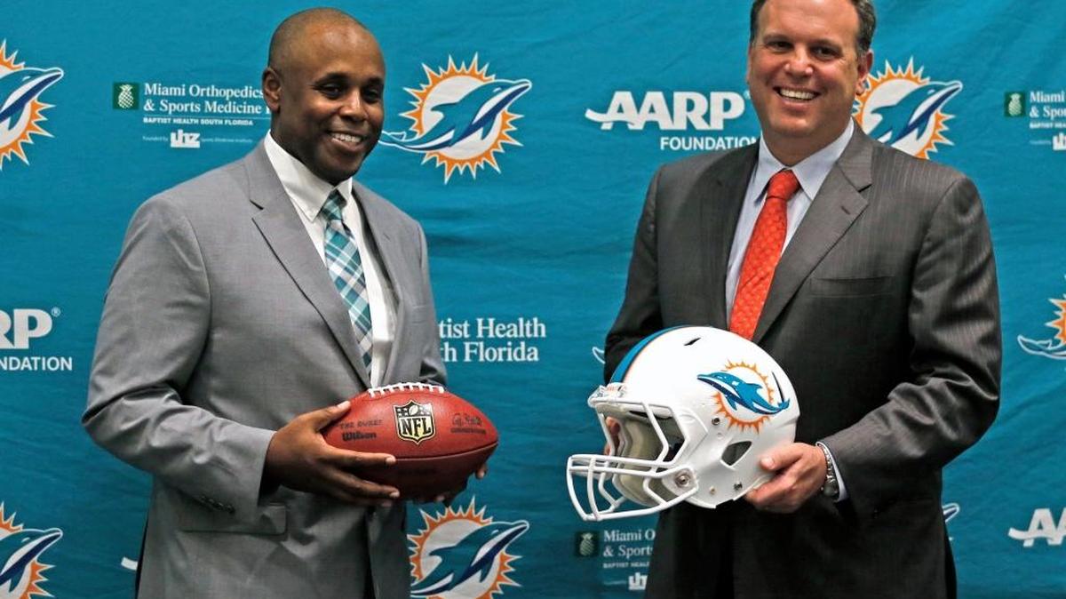 El nuevo gerente general de los Dolphins Chris Grier (izq.) aparece lleno de optimismo junto al vicepresidente Mike Tannenbaum, luego de ser presentado de manera oficial al público el lunes en el complejo deportivo en Davie.