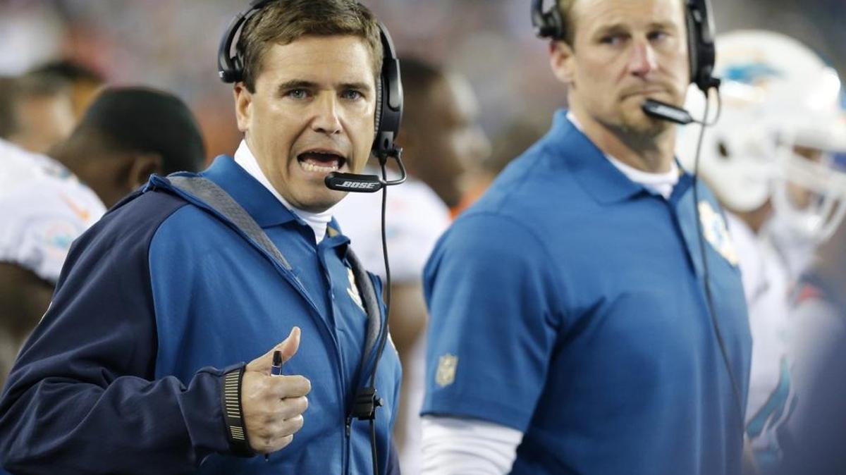 Bill Lazor (izq.) y Dan Campbell, de los Dolphins, en la madrugada del viernes pasado en el Gillette Stadium.