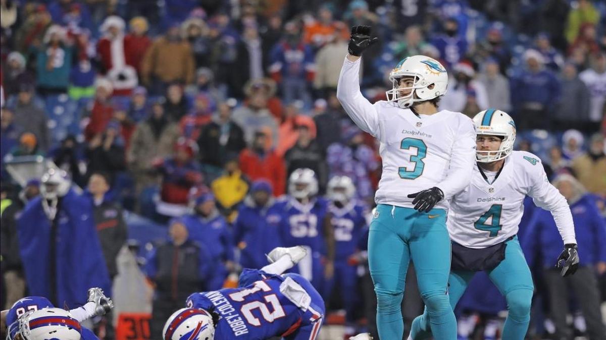 ANDREW FRANKS patea el gol de campo que le da el triunfo a Miami el 24 de diciembre.