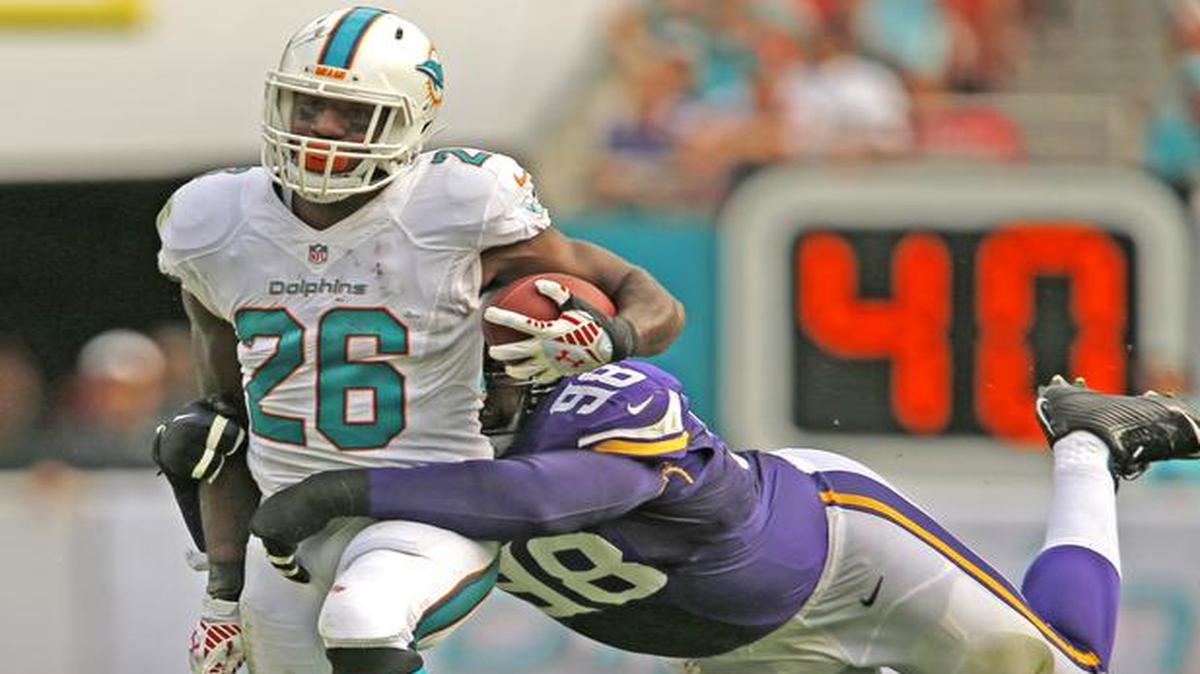 
Lamar Miller (26) contra los Vikings, el domingo pasado. El corredor de los Dolphins necesita ganar 79 yardas para llegar a las 1,000 yardas en una temporada.
