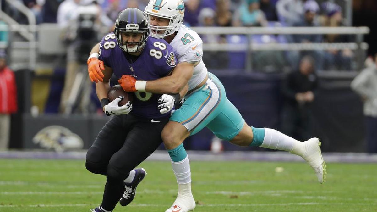 Kiko Alonso, de los Dolphins, frena a Dennis Pitta, de los Ravens, el domingo pasado en Baltimore.