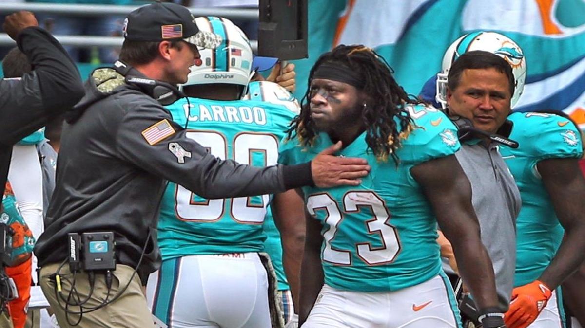 El entrenador de los Dolphins Adam Gase felicita a Jay Ajayi (23) luego de que el running back anotara un touchdown contra los Jets en el Hard Rock Stadium en Miami, el domingo 6 de noviembre del 2016.