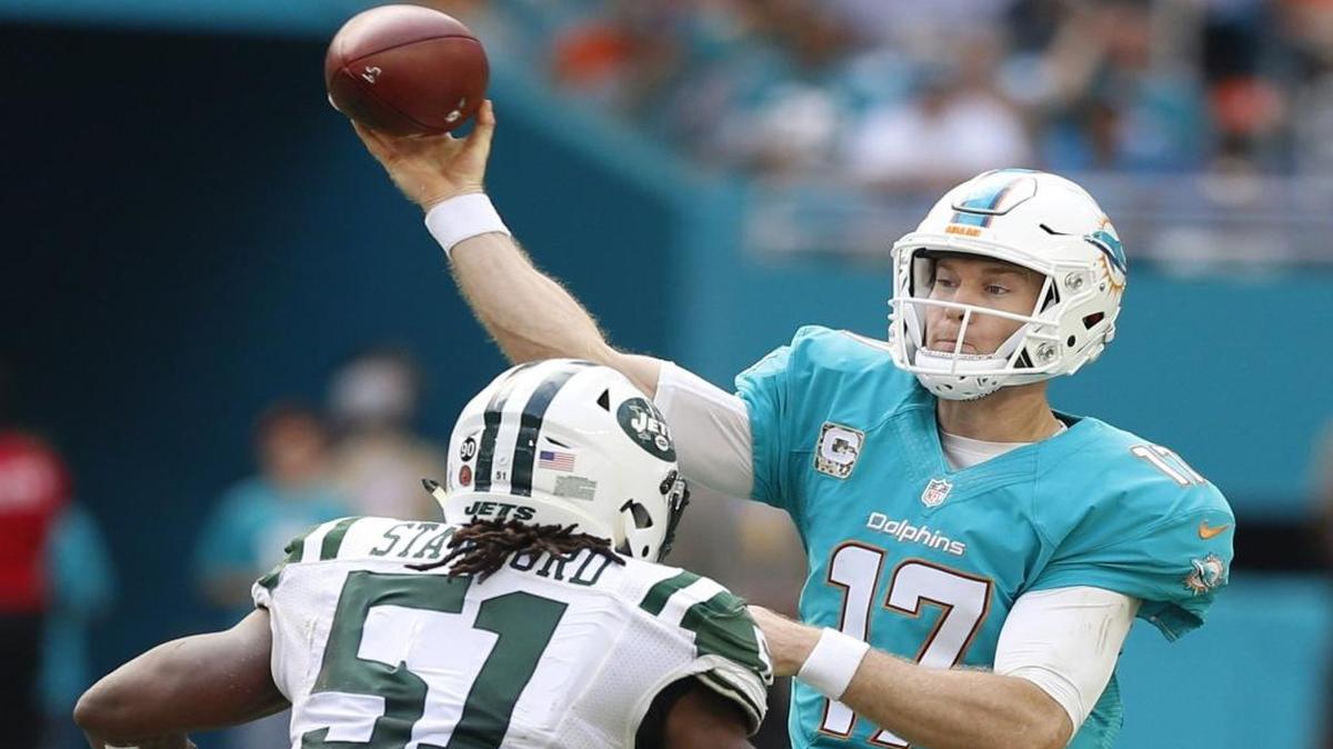 Ryan Tannehill (17), de los Dolphins, se dispone a pasar el ovoide contra los Jets de Nueva York, en el Hard Rock Stadium en Miami, el domingo 6 de noviembre del 2016.
