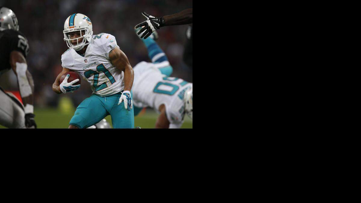 
Brent Grimes corre con el ovoide en el juego contra los Raiders de Oakland, el 28 de septiembre pasado en el estadio Wembley, en Londres.
