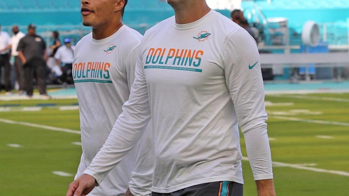 El wide receiver Kenny Stills (izq.) y el quarterback Jay Cutler en el calentamiento de los Dolphins antes del partido contra los Ravens en el Hard Rock Stadium, el juves 17 de agosto del 2017.