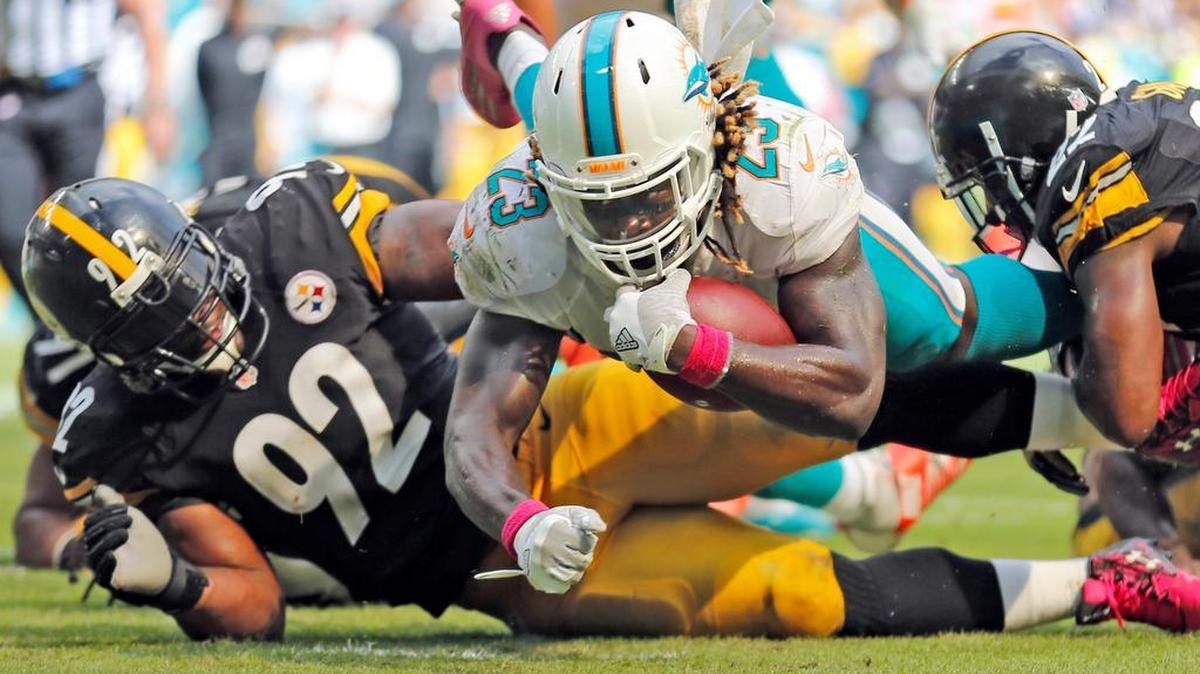 El running back de los Dolphins se lanza en la primera yarda en el tercer cuarto del partido contra los Steelers, el domingo 16 de octubre del 2016 en el Hard Rock Stadium de Miami Garden, Florida.