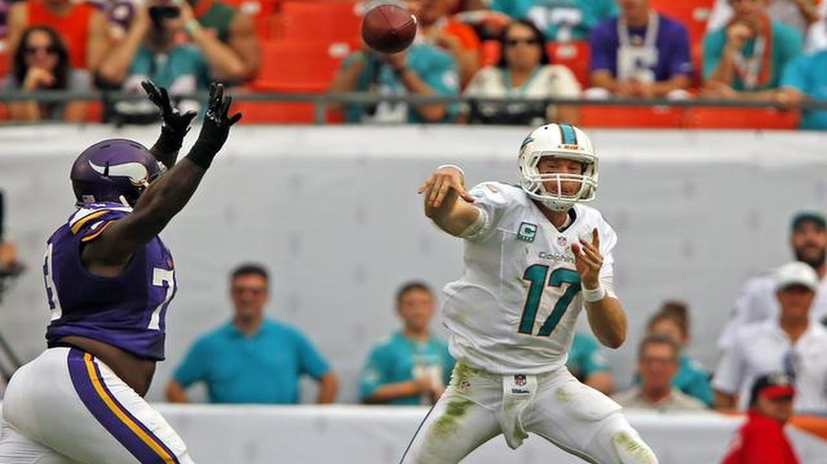 
Ryan Tannehill (17) pasa el ovoide, el domingo pasado contra los Vikings.
