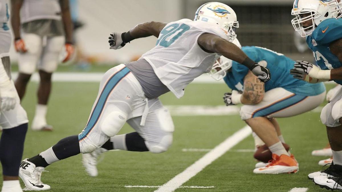 
Earl Mitchell (90) en acción en la práctica de los Dolphins, el domingo en Davie.
