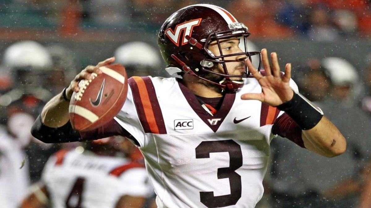 
Logan Thomas fue incorporado a los Dolphins.En la escena, el quarterback se apresta a pasar el ovoide con Virginia Tech contra la UM, en el Sun Life Stadium en el 2013.
