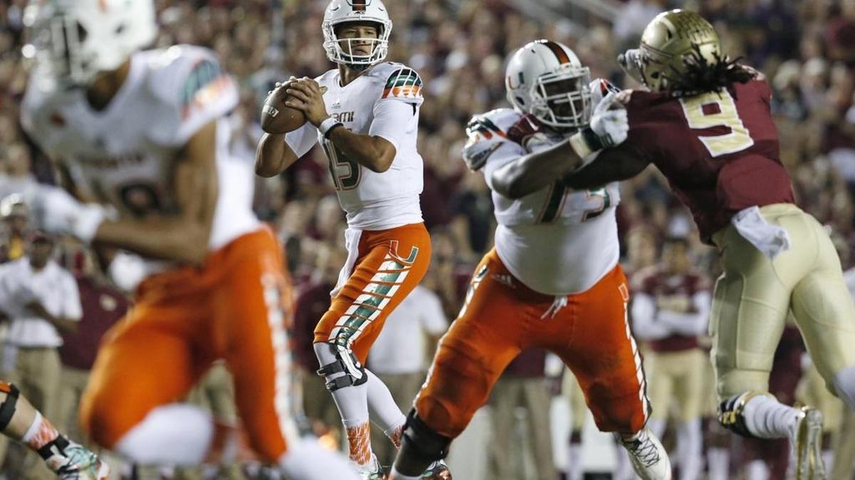 
El quarterback de los Huracanes Brad Kaaya (15) se alista para pasar el ovoide contra los Seminoles, en el Doak Campbell Stadium en Tallahassee, el sábado 10 de octubre del 2015.
