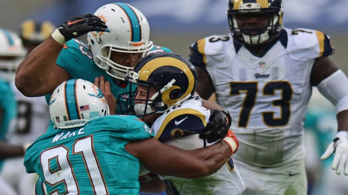 Ndamukong Suh (93) y Cameron Wake (91), de los Dolphins, derriban al quarterback de los Rams Jared Goff (16), en el Coliseo de Los Áneles, el 20 de noviembre del 2016.