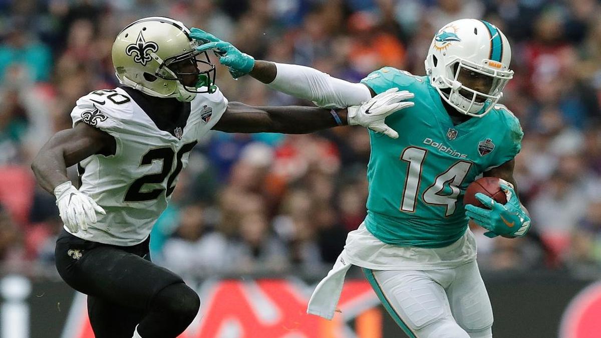 El wide receiver de los Dolphins Jarvis Landry (14) se escapa con los ovoide seguido por el cornerback de los Saints Ken Crawley durante el partido en el Wembley Stadium en Londres, el domingo 1 de octubre del 2017.