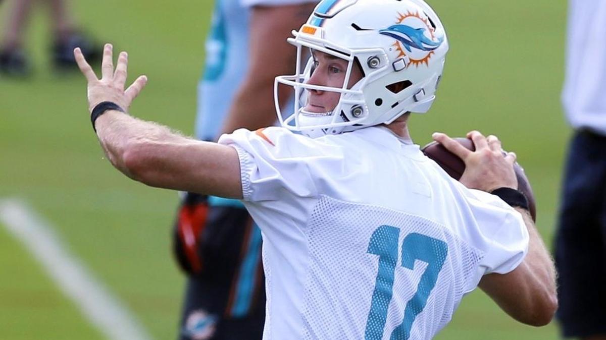 El quarterback de los Dolphins Ryan Tannehill (17) pasa el ovoide durante las prácticas en el Doctors Hospital Training Facility en Nova Southeastern University, el 14 de junio del 2016.