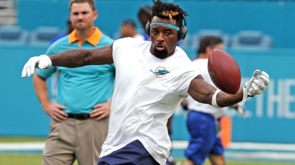 Jarvis Landry entra en contacto con el ovoide antes de jugar contra los Buffalo Bills en el Sun Life Stadium en Miami, el 27 de septiembre del 2015.