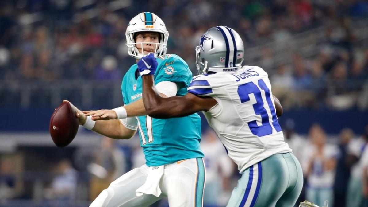 Cowboys cornerback Byron Jones is in 2016 pressuring Dolphins quarterback Ryan Tannehill. This week, Jones became Miami’s marquee free agent signing.