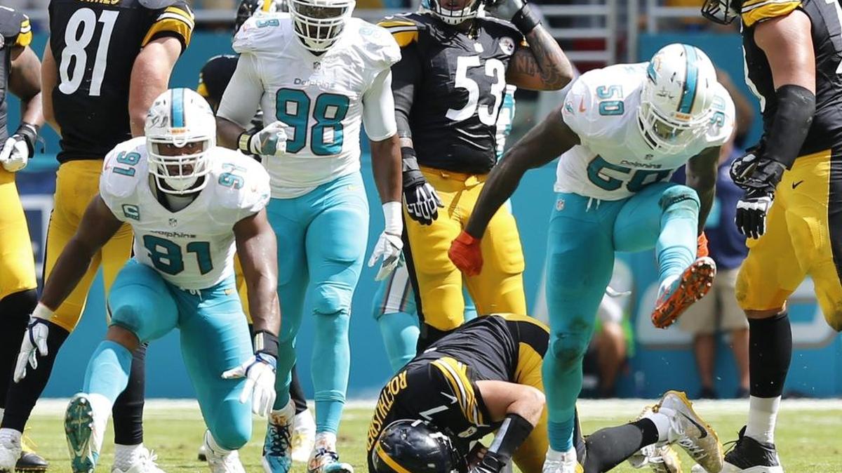 Cameron Wake (91) y Andre Branch (50), de los Dolphins, celebran luego de derribar a Ben Roethlisberger (7), de los Steelers, en el Hard Rock Stadium el 16 de octubre del 2016.