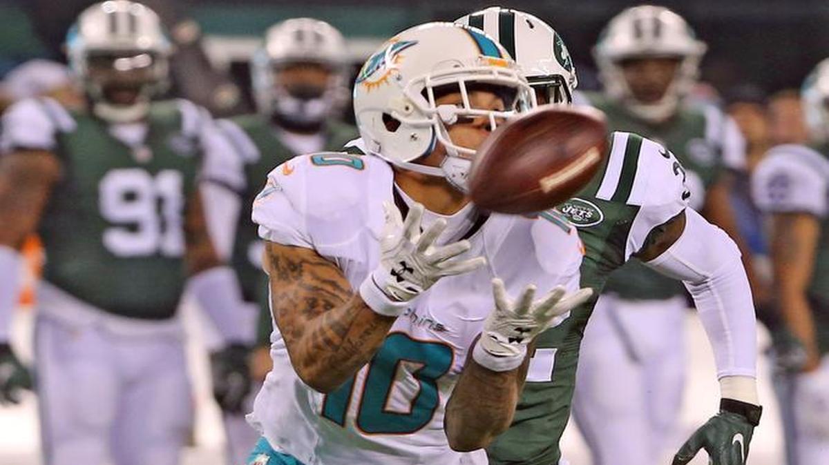 Kenny Stills atrapa un pase de 52 yardas de Matt Moore para touchdown en el segundo cuarto contra los Jets en el MetLife Stadium en East Rutherford, New Jersey, la noche del sábado 17 de diciembre, 2016.