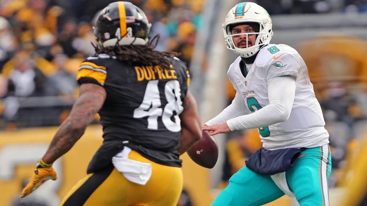 Matt Moore, de los Dolphins, se dispone a pasar y Bud DuPree, de los Steelers, va encima de él, el domingo.