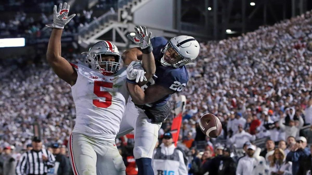 El linebacker de Ohio State Raekwon McMillan (5) impide el paso del atavcante de Penn State Saquon Barkley (26) en el choque de la NCAA en State College, Pa., el 22 de octubre del 2016.