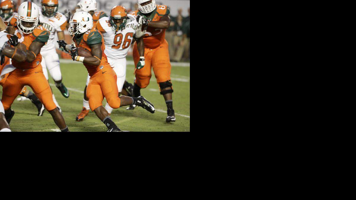 
Duke Johnson corre con la pelota en el triunfo de la UM, el sábado pasado en Miami.
